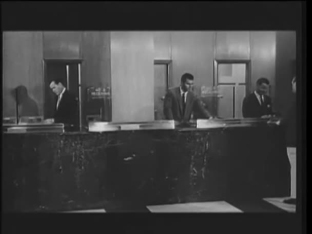 Kamerafahrt Von Kunden Und Bankangestellten Den 1960Er Jahren — Stockvideo