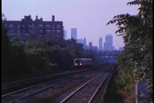 地铁北线列车通过纽约森林山 — 图库视频影像