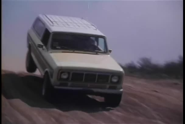 Jeep Fortkörning Ner Grusväg Naturen Bakgrund — Stockvideo