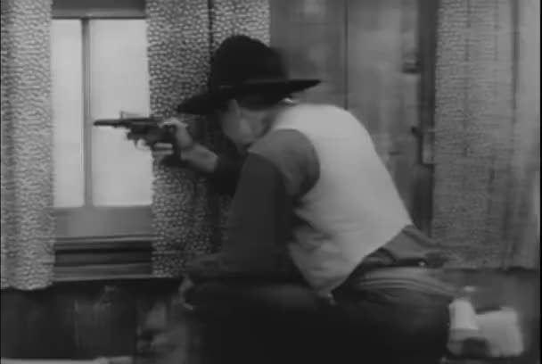 Tembakan Dalam Negeri Koboi Menembak Melalui Jendela Kabin 1930 — Stok Video