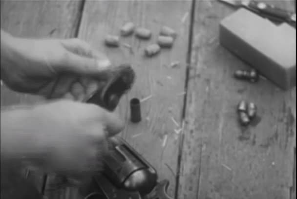 Nahaufnahme Eines Mannes Der Rohlinge Kugelhülsen Steckt 1930Er Jahre — Stockvideo