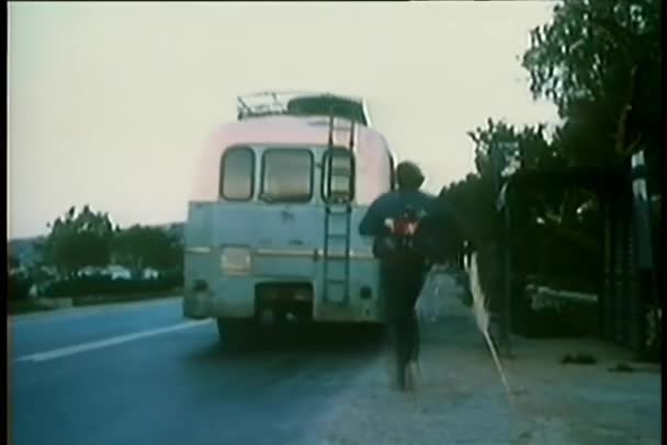 Widok Tyłu Man Skoki Powrót Ruchu Autobusów Podczas Gdy Kobieta — Wideo stockowe