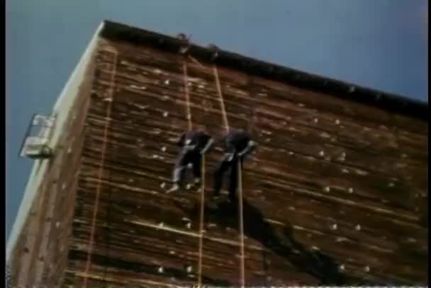 Χαμηλή Γωνία Προβολής Των Ανδρών Stunt Κλιμάκωση Κτίριο — Αρχείο Βίντεο