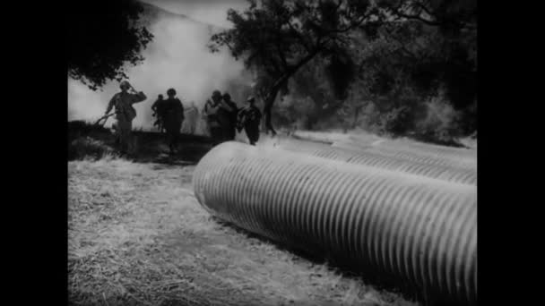 大型管に戦闘訓練中の兵士 — ストック動画