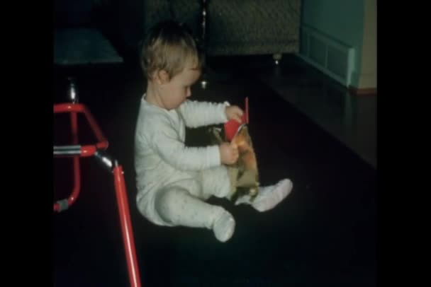 Baby Sitzt Auf Dem Boden Öffnende Geschenk — Stockvideo