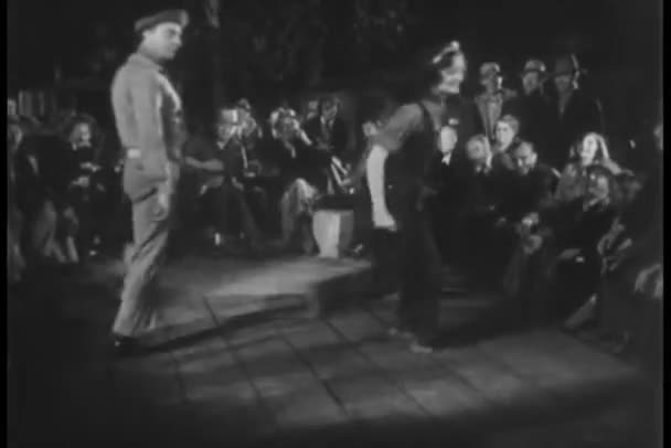 屋外に踊る人々 を見て群衆 — ストック動画