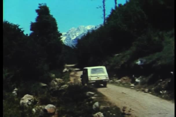 男人在乡村公路上在车后运行 — 图库视频影像