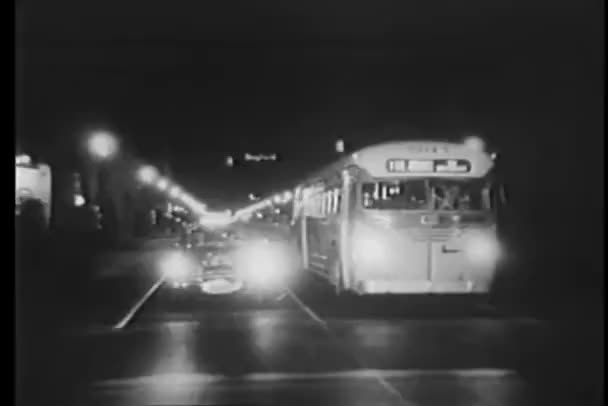夜に道路上の運転明るいヘッドライトが付いている車 — ストック動画