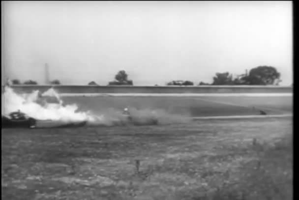 レース車のインディ 500 行を終了する火の壁を通って運転 — ストック動画