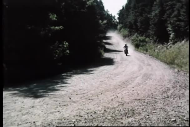 未舗装の道路をオフに横滑りオートバイの男 — ストック動画