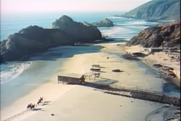 Hög Vinkel Visa Män Ridhästar Längs Stranden California 1960 Talet — Stockvideo