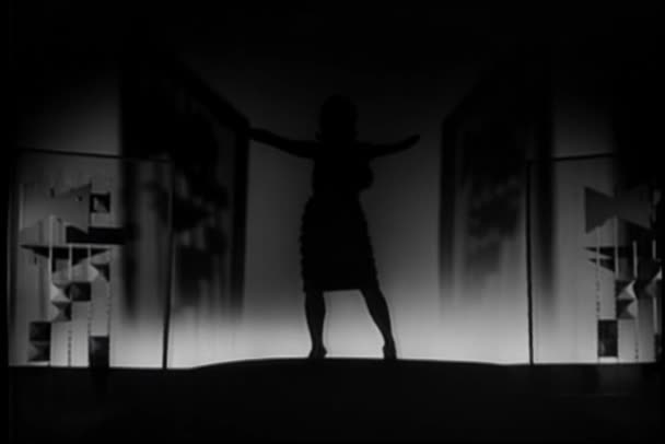 1960 年代のステージでは ねじれを行う女性ダンサーのシルエット — ストック動画