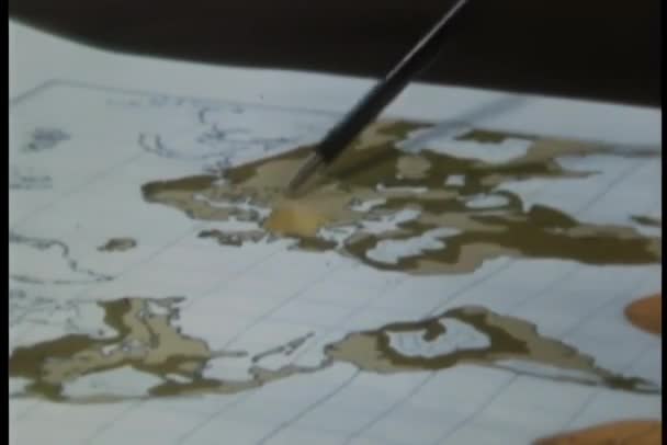 Arka Plandaki Haritalarda Işaretçinin Yakın Plan Görüntüsü — Stok video