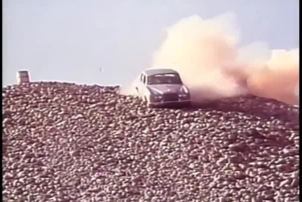 Samochód Jechal Skaliste Wzgórza Upaść — Wideo stockowe