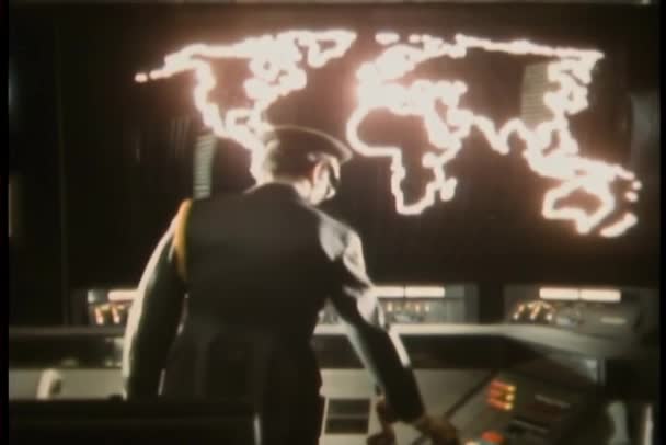 军事人员在控制室的霓虹灯地图上转动的后视图 — 图库视频影像