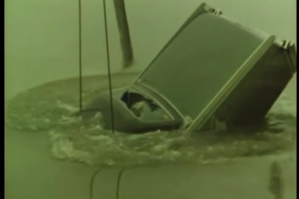 Αυτοκίνητο Τράβηξε Από Ποτάμι Στην Χιονισμένη Μέρα — Αρχείο Βίντεο