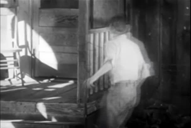 Pohled Zezadu Chlapce Šmírování Zbraň Zpět Pouzdra Verandě Roce 1930 — Stock video