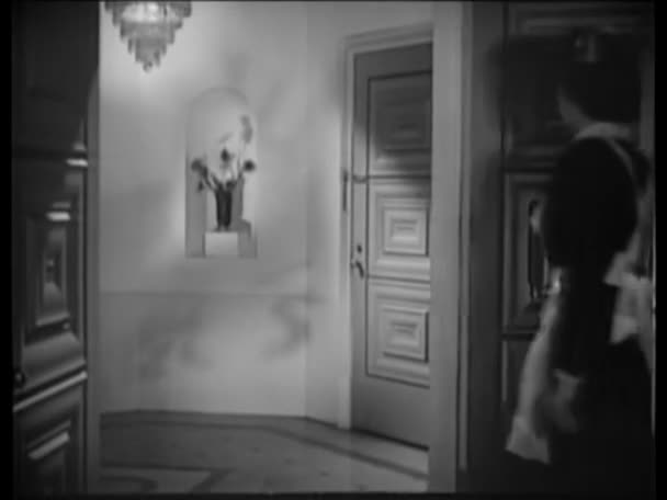 Rückansicht Des Dienstmädchens Das Die Haustür Öffnet 1940Er Jahre — Stockvideo