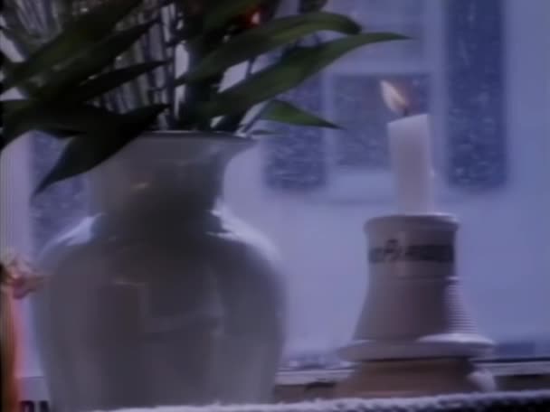 Nahaufnahme Der Hand Einer Frau Die Brennende Kerze Berührt 1980Er — Stockvideo