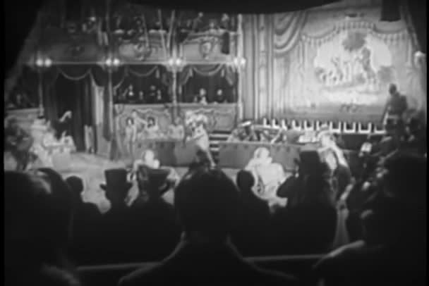 马戏团表演中的小丑 — 图库视频影像