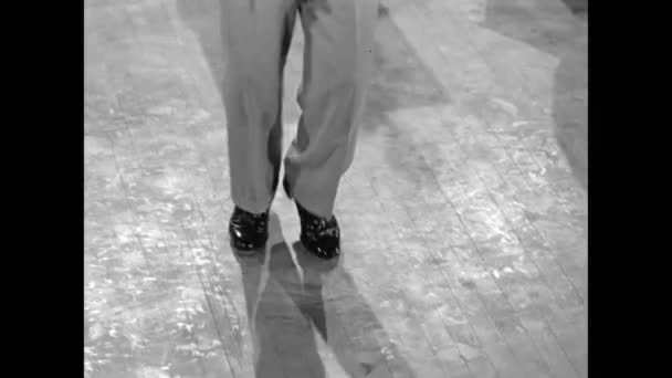 Низька Секція Танцюристів Чоловіків Дерев Яній Підлозі 1950 — стокове відео