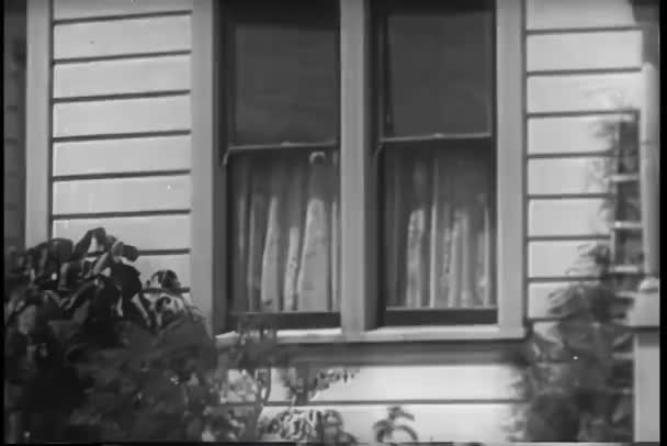 Широкий Знімок Жінка Дивиться Вікна — стокове відео