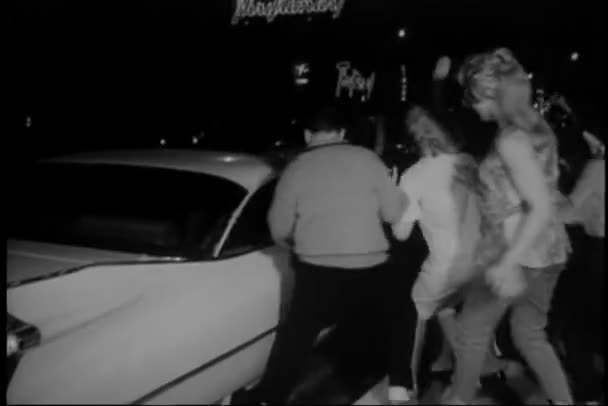 Fanów Muzyki Pędzi Kierunku Samochodu 1960 Roku — Wideo stockowe