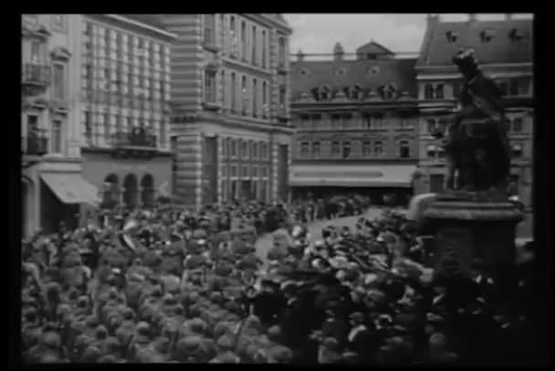 Историческая Реконструкция Первая Мировая Война Высокоугольный Вид Солдат Марширующих Городу — стоковое видео