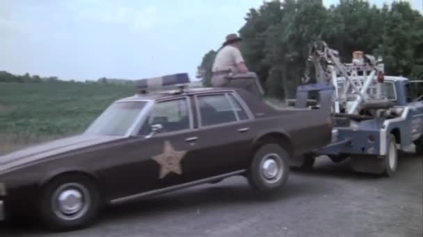 Odtahový Vůz Závěsné Rozdělené Policejní Auto Silnici — Stock video