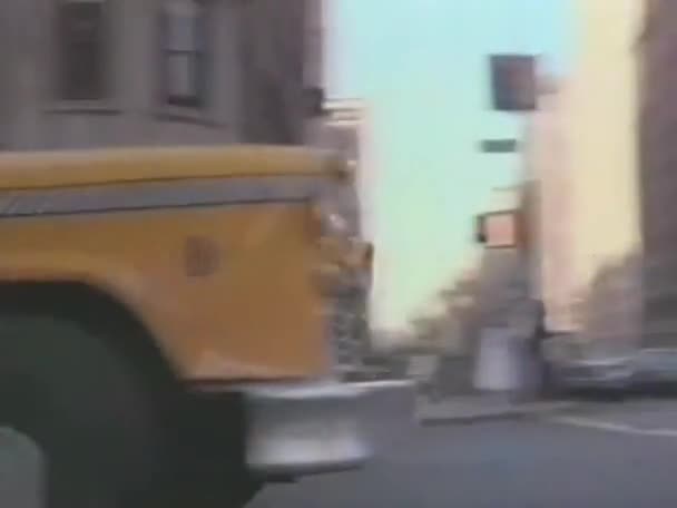 Panorámica Vintage Taxi Amarillo Que Mueve Calle Ciudad — Vídeos de Stock