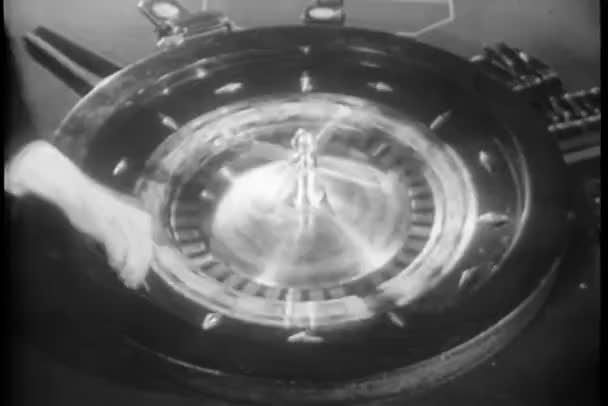 Närbild Croupier Snurrar Rouletthjulet — Stockvideo