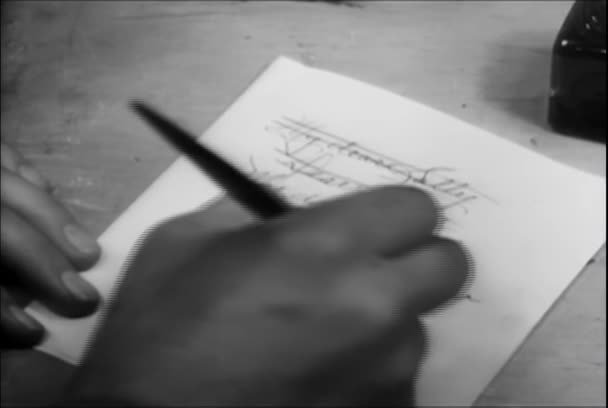 Close Mão Masculina Escrevendo Bilhete Com Caneta Tinteiro 1930 — Vídeo de Stock