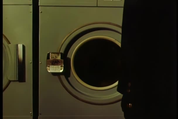 Homme Machine Laver Sur Fond Gros Plan — Video