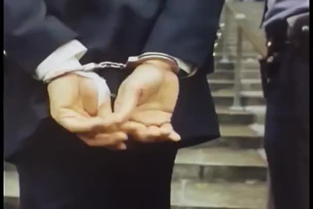 Policier Escorte Homme Menotté Palais Justice — Video