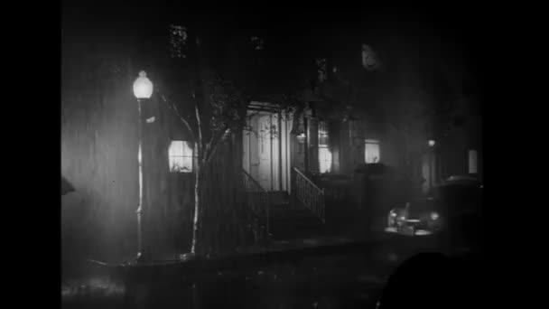 Tiro Largo Táxi Que Estaciona Frente Edifício Noite Chuvosa 1940S — Vídeo de Stock