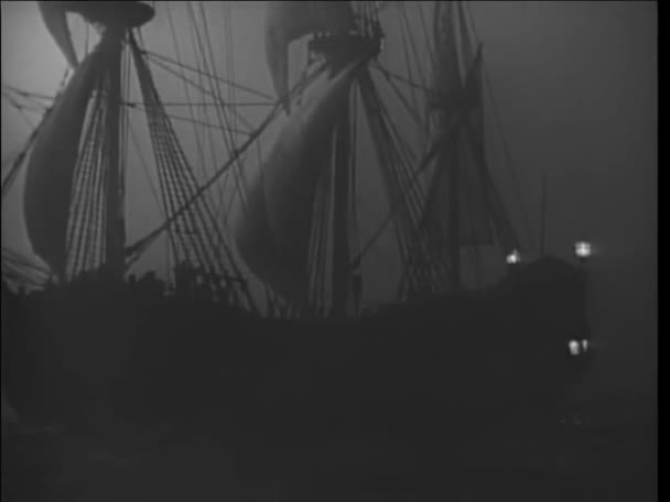 17Th Century Reenactment Ship Sailing Foggy Night — Stock Video