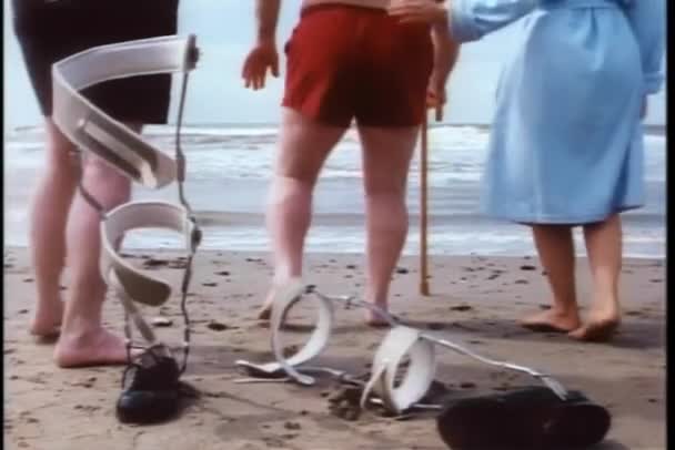 Behinderter Mann Läuft Mit Freunden Richtung Meer — Stockvideo