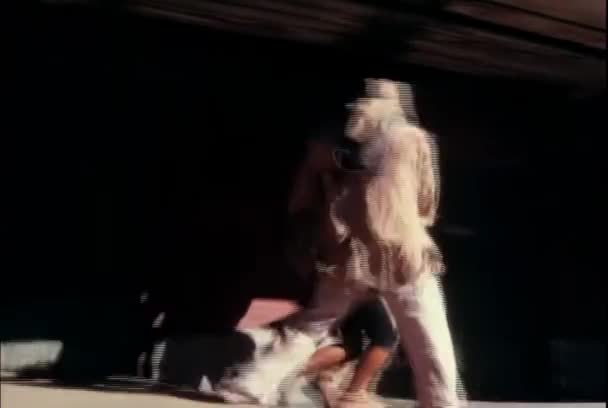 Dois Homens Maltrapilhos Arrastando Mulher Para Armazém Abandonado Década 1980 — Vídeo de Stock