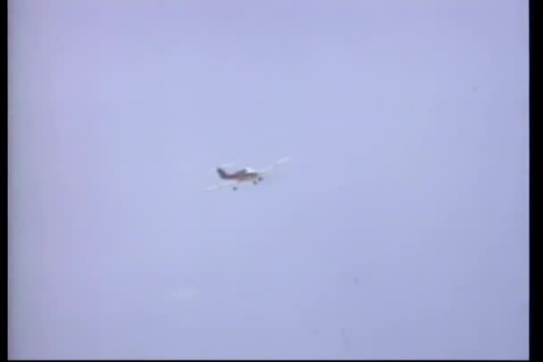 Mavi Gökyüzünde Uçan Pervaneli Uçak — Stok video