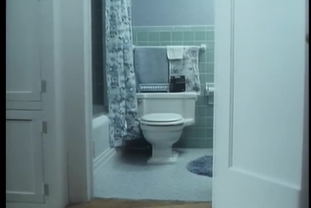 Θέα Από Πόρτα Μπάνιο Στο Παρασκήνιο — Αρχείο Βίντεο