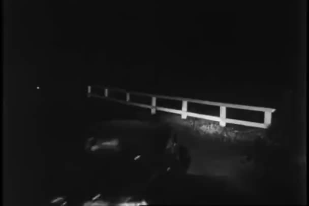 Autó Kanyarog Vidéki Úton Éjszaka 1950 Évek — Stock videók