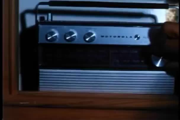 Primer Plano Sintonización Mano Radio Vintage Balancín — Vídeos de Stock