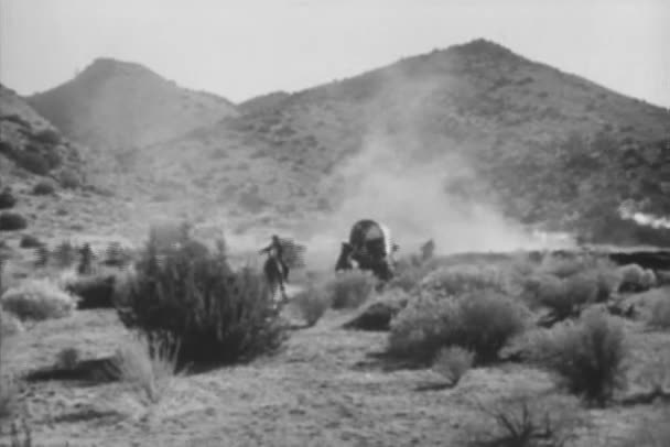 二十世纪三十年代 不法分子攻击覆盖旅行车的重演 — 图库视频影像