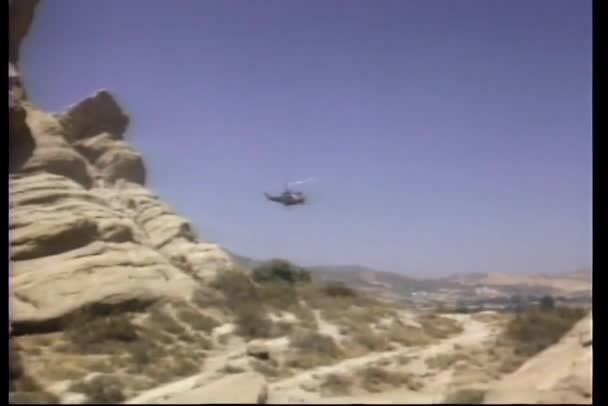 Вертолет Летит Через Пустынный Каньон — стоковое видео