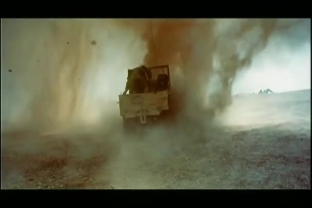 Jipe Militar Dirigindo Explosão — Vídeo de Stock