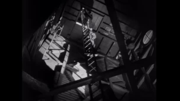 Merdiven Üzerinde Dengesini Kaybetme Düşük Açılı Görünümü Adam — Stok video