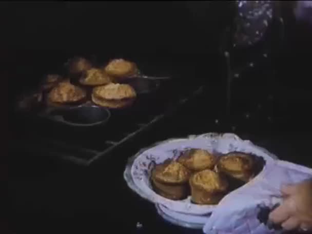 1940年代妇女把刚烤好的松饼放进碗里 — 图库视频影像