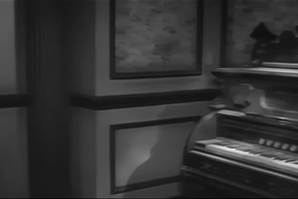 Kendisi 1950 Lerde Oynayan Bir Antika Organ Görüntüsünü Kaydırma — Stok video