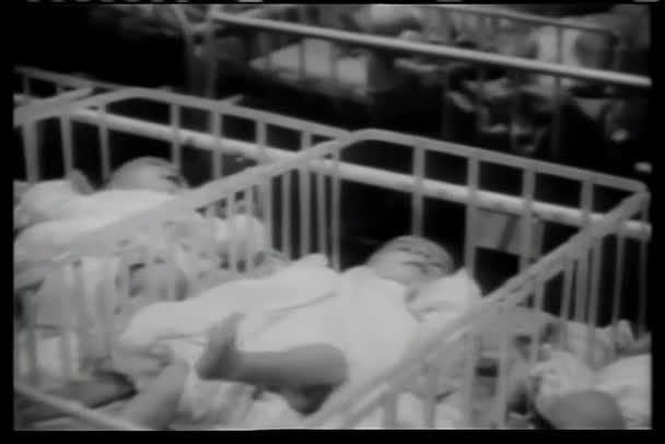 Σειρές Από Μωρά Στα Παχνιά Στο Νοσοκομείο — Αρχείο Βίντεο