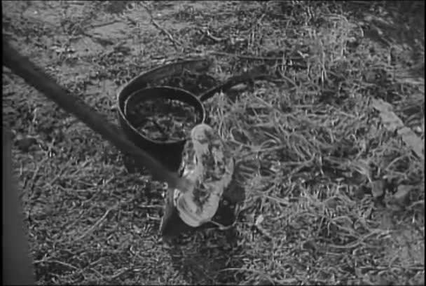 Policji Przechodzenie Przez Buty Pasek Trawie 1950 Roku — Wideo stockowe